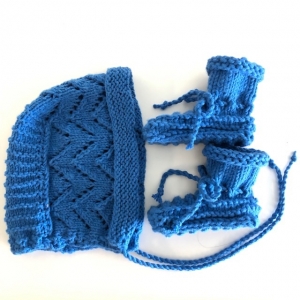 Blaue handgestrickte Babyschuhe ohne Naht und leichte Babyhaube - Handarbeit kaufen
