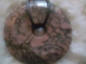 Rodonit Donut an Rindslederschnur
