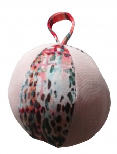 BG-002 selbst genähter farbenfroher Baby-Greifball rosa gemustert