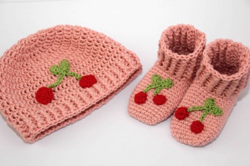 gehäkeltes Babyset: Süße Kirschen -  Schuhe und Mütze