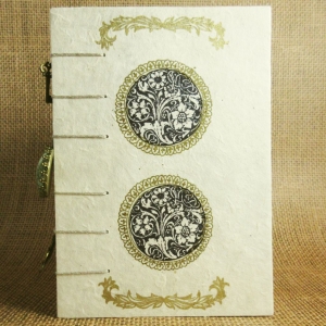 Mittelalterliches Coptic-Stitch-Buch mit Ornamenten, Blumen und Anhängern Din A6 - Handarbeit kaufen