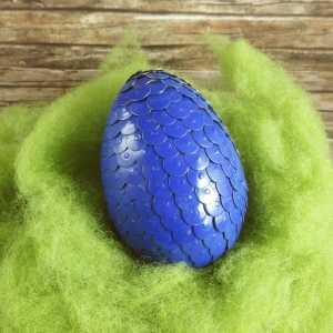Handgemachtes Drachenei aus Reißzwecken in Blau 8 cm - Handarbeit kaufen
