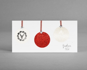 ROTE & WEISSE GLITZER-KUGEL: Weihnachtskarte mit rot- und weiß-farbiger Glitter-Weihnachtsbaumkugel ☆ handgefertigt ☆ inkl. Kuvert plus Gratis-Karte - kostenloser Versand 