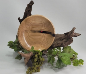 Handgearbeitete Schale aus Eschenholz mit Epoxid 