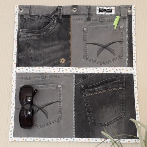 Wandtasche aus Jeanshosentaschen in Grau mit Stickerei