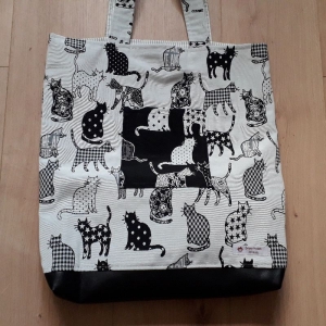 Einkaufstasche mit Katzenmotiven und Kunstlederboden