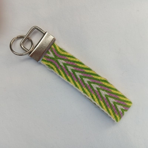 Schlüsselanhänger mit handgewebtem Band in Grün-Gelb