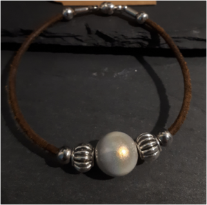 Perlen-Armband Armband handgefertigtes Unikat Leder Miracle-Perle weiss silber