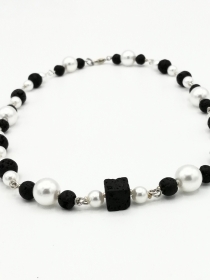 Perlenkette Perlen-Kette Halskette handgemachtes Unikat Lava-Stein  schwarz weiss 44 cm