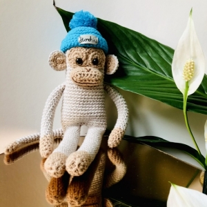 Affe mit Bommelmütze; aus Baumwolle; 30 cm hoch; Farben können frei gewählt werden. 