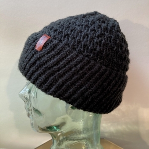 Mütze in Schwarz in einem einfachen Muster gestrickt und Umschlag; Kopfumfang von 54 - 58 cm 