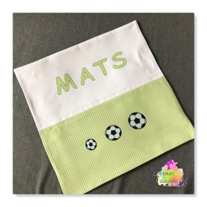Kissen Kissenhülle mit Fussbällen und Wunschname in grün für echte Fussballfans - Handarbeit kaufen