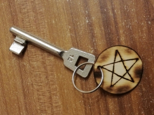 Schlüsselanhänger Holz Pentagram Brandmalerei
