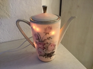 Beleuchtete Kaffeekanne  ♥ Einzigartig♥ Geschenk ♥ Vintage ♥ Unikat  - Rosen vintage - Handarbeit kaufen