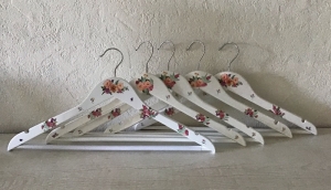 5  Kleiderbügel ❤️ außergewöhnliche Bügel ❤️ weiß ❤️ Serviettentechnik ❤️ - Unikat - bunte Blumen  - Handarbeit kaufen