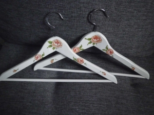  2 Kleiderbügel ❤️ außergewöhnliche Bügel ❤️ weiß ❤️ Serviettentechnik ❤️ Unikate - Rosen apricot - Handarbeit kaufen