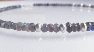 Handgefertigte Grau-blaue Labradoritkette, Rondelle mit Silber