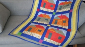 Bunte Kinder-Decke mit Häuser-Impressionen in Rot/Orange und Blau - Handarbeit kaufen