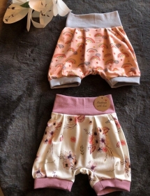 Baby Shorts/ kurze Pumphosen Sommerhosen aus Jersey Mädchen handmade neu Regenbogen und Blumen Gr. 92/98 - Handarbeit kaufen