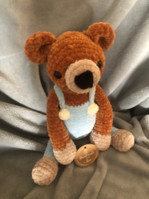 Kuscheltier/ Häkeltier Teddybär gehäkelt Latzhose hellblau handmade Geschenk neu - Handarbeit kaufen