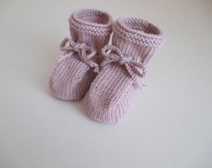 gestrickte Babyschuhe in rosé aus Wolle für Mädchen von 3-6 Monaten