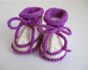 creme lila gestreifte Babyschuhe 3-6 Monate aus Wolle gestrickt