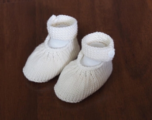 weiße Taufschuhe für Babys 4-9 Monate aus Wolle gestrickt - Handarbeit kaufen