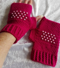 Fingerlose Handschuhe in Pink mit Perlen
