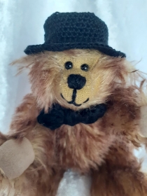 Kleiner Teddy Johannes mit Hut und Schleife - Handarbeit kaufen