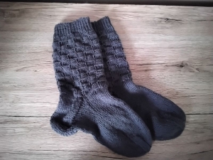 Handgestrickte Socken mit Schachbrettmuster, grau, Gr. 38/39   