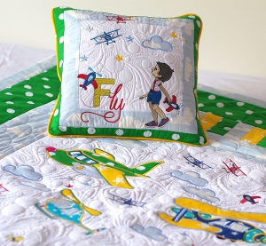Besticktes Kinderkissen Airshow mit Sternen, Flugzeugen und Wolken - Kissenbezug 14 x 14 Zoll - Trapunto Quilt