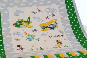 Bestickte Quilt Decke für Kinder Airshow, Flugzeuge, Wolken, Hubschrauber, Schmetterlinge 110 x 140cm - Trapunto