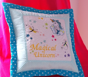 Besticktes Quilt Kinderkissen Magical Unicorn mit Sternen, Zauber-Einhorn, Deko - Kissenbezug 14 x 14 Zoll - Trapunto