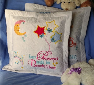 Kinderkissen mit Mond, Sternen und Wunschnamen - Bestickt, niedlich, für Mädchen - Namenskissen, Kissenbezug 16 x 16 Zoll - Quilt - Trapunto