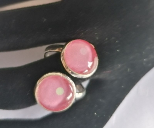  Verspielter Ring  versilbert mit  zwei rosa Glascabochons