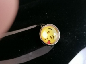 Süßer, verspielter Ring versilbert mit Emojimotiv