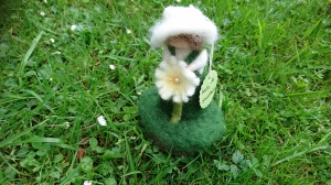 Greta Gänseblümchen,kleines gefilztes Blumenkind welches auf einer Holzscheibe sitzt. Ideal für den Jahreszeitentisch.