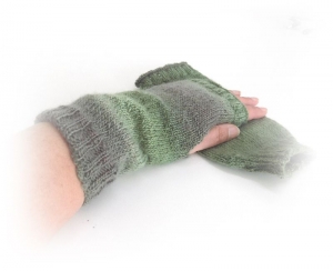 Armstulpen gestrickt im grünem Farbverlauf mit Daumenloch, weiche Fingerlose Handschuhe