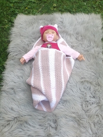 Schöne gestreifte Babydecke aus reiner Baumwolle.