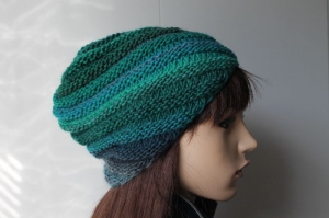 Swirl Mütze für Damen aus weicher Wolle gestrickt in verschiedenen Grün - und Blautönen mit grau handmade handgestrickt Schnecke Hut Beanie Strickmütze