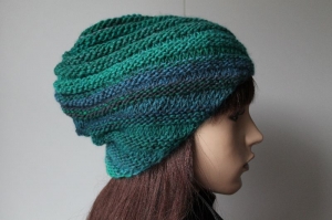 Swirl Mütze für Damen aus weicher Wolle gestrickt in verschiedenen Grün - und Blautönen mit grau handmade handgestrickt Schnecke Beanie Strickmütze  - Handarbeit kaufen