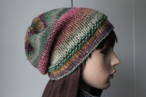 Strickbeanie in grün-rose´ Tönen für Damen aus einem weichen Markenwollemix von Hand gestrickt handmade Damenmütze Mütze Beanie Strickmütze neu 