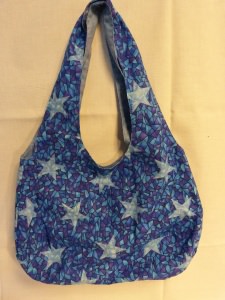einfache offene Umhängetasche als Wendetasche in blau mit Sternen - Handarbeit kaufen