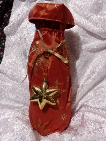 Geschenkverpackung für die Flasche  genäht aus Satinstoff terracotta mit goldenem Stern 