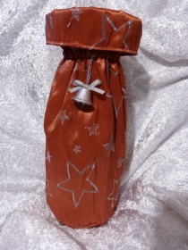 Geschenkverpackung für die Flasche  genäht aus Satinstoff terracotta mit silbernen Sternen und einem Glöckchen verziert - Handarbeit kaufen