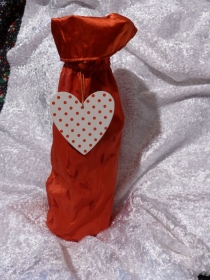 Geschenkverpackung für die Flasche  genäht aus Satinstoff rot mit Holzherz - Handarbeit kaufen