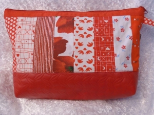 Kulturtasche / Kosmetiktasche / Allzwecktasche aus verschiedenen Baumwollstoffen und Kunstleder genäht - rot und weiß