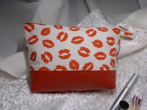 Kulturtasche / Kosmetiktasche / Allzwecktasche aus Baumwollstoff und Kunstleder in rot und weiß