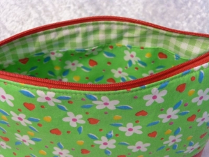 Kulturtasche / Kosmetiktasche / Allzwecktasche aus Baumwollstoff in grün mit Blumen und Kunstleder - Handarbeit kaufen