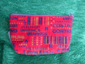 Kleine Kosmetiktasche Krimskramstasche aus Cord  rot mit Graphics Muster - Handarbeit kaufen